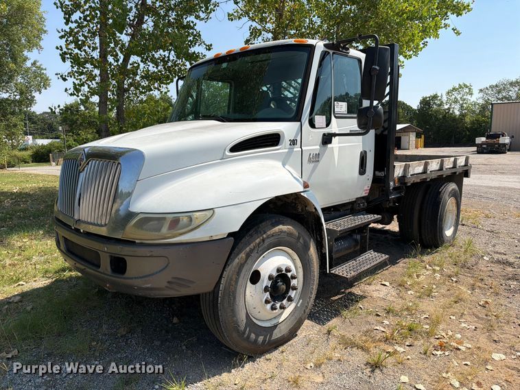 2003 International 4400 flatbed truck