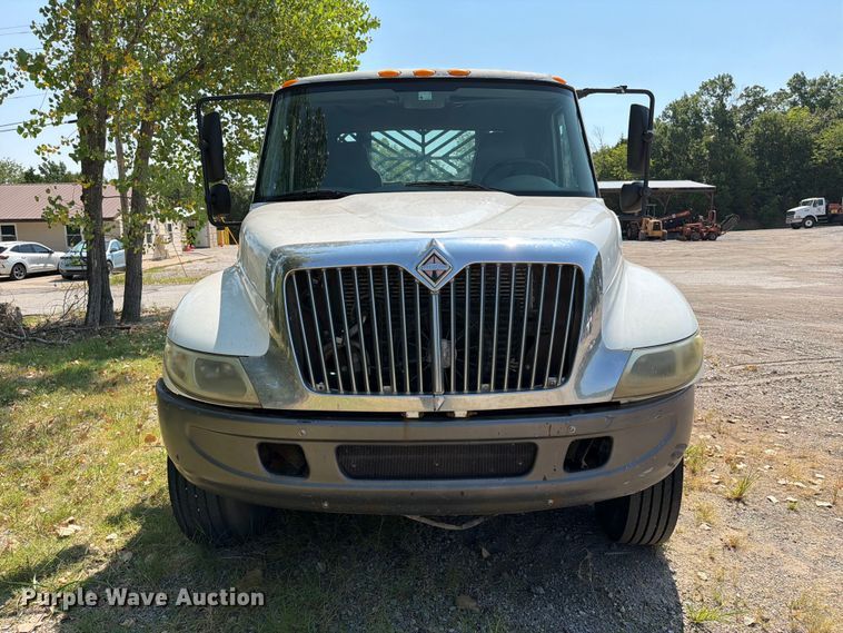 image for item FI0335 2003 International 4400 flatbed truck