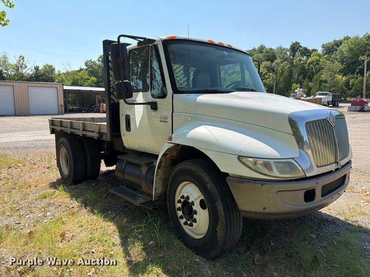 image for item FI0335 2003 International 4400 flatbed truck