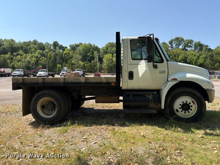 image for item FI0335 2003 International 4400 flatbed truck