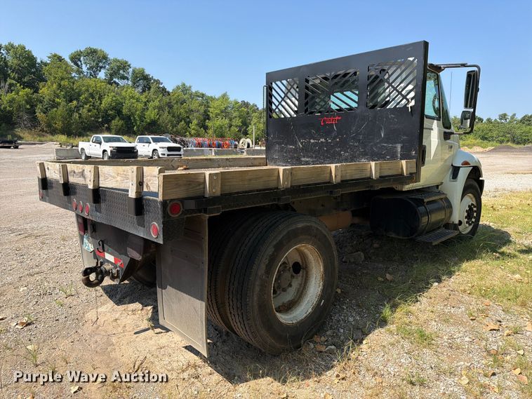 image for item FI0335 2003 International 4400 flatbed truck