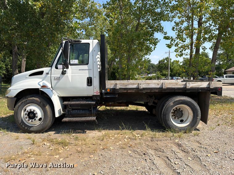 image for item FI0335 2003 International 4400 flatbed truck