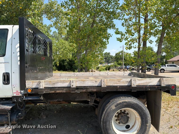 image for item FI0335 2003 International 4400 flatbed truck