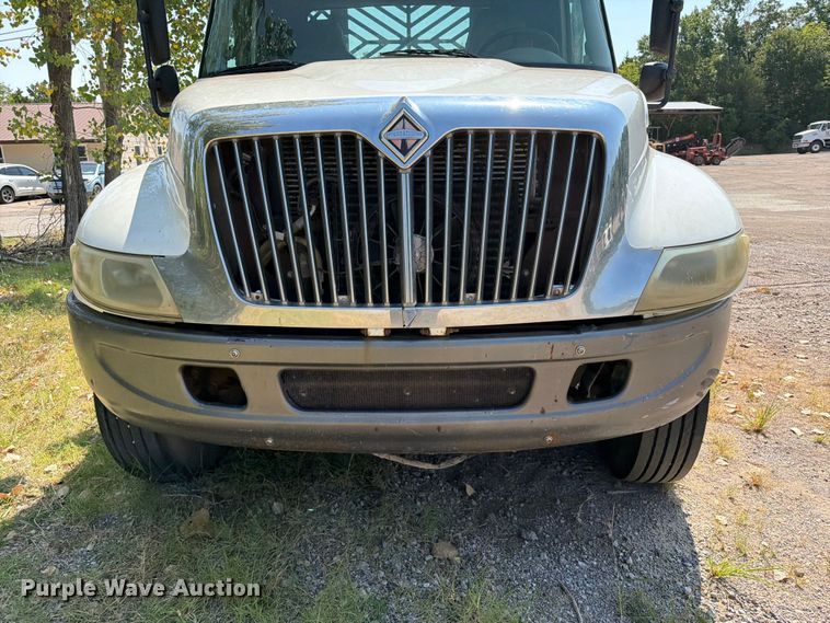 image for item FI0335 2003 International 4400 flatbed truck