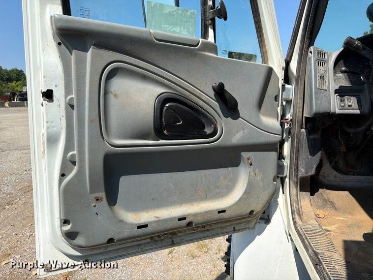 image for item FI0335 2003 International 4400 flatbed truck