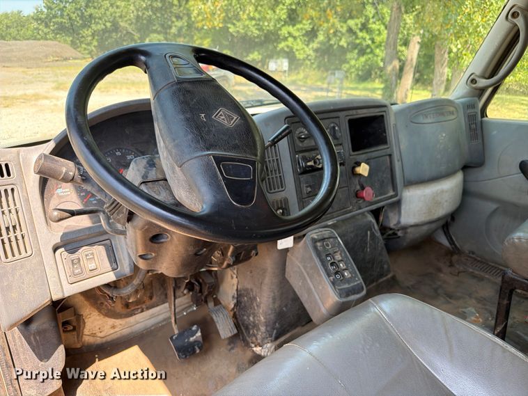image for item FI0335 2003 International 4400 flatbed truck