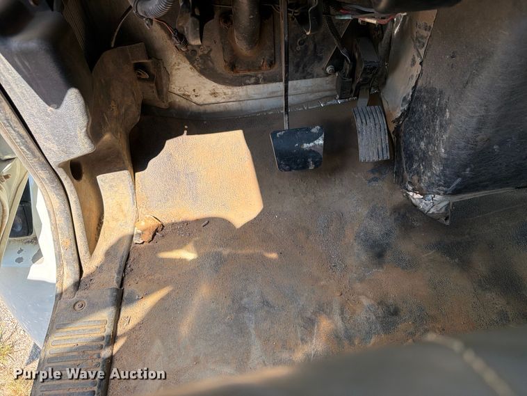 image for item FI0335 2003 International 4400 flatbed truck