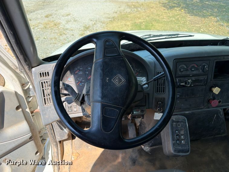 image for item FI0335 2003 International 4400 flatbed truck