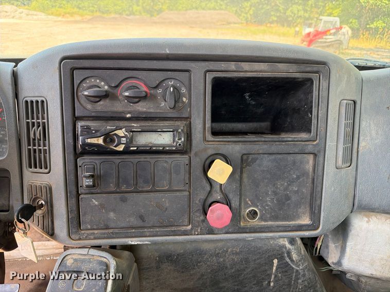 image for item FI0335 2003 International 4400 flatbed truck