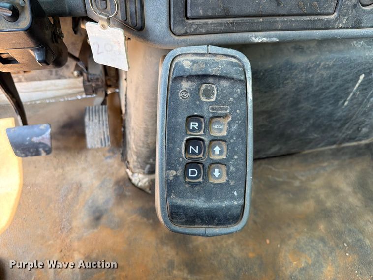 image for item FI0335 2003 International 4400 flatbed truck