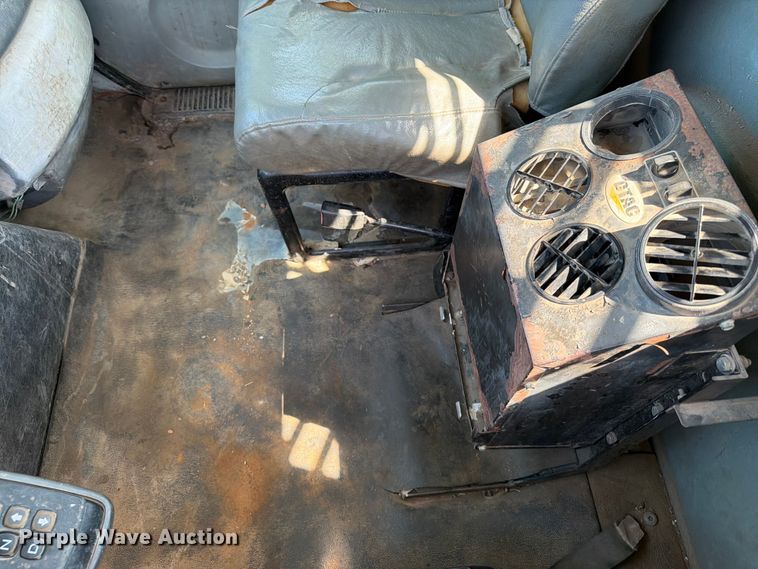 image for item FI0335 2003 International 4400 flatbed truck