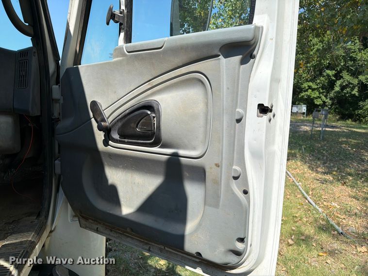 image for item FI0335 2003 International 4400 flatbed truck