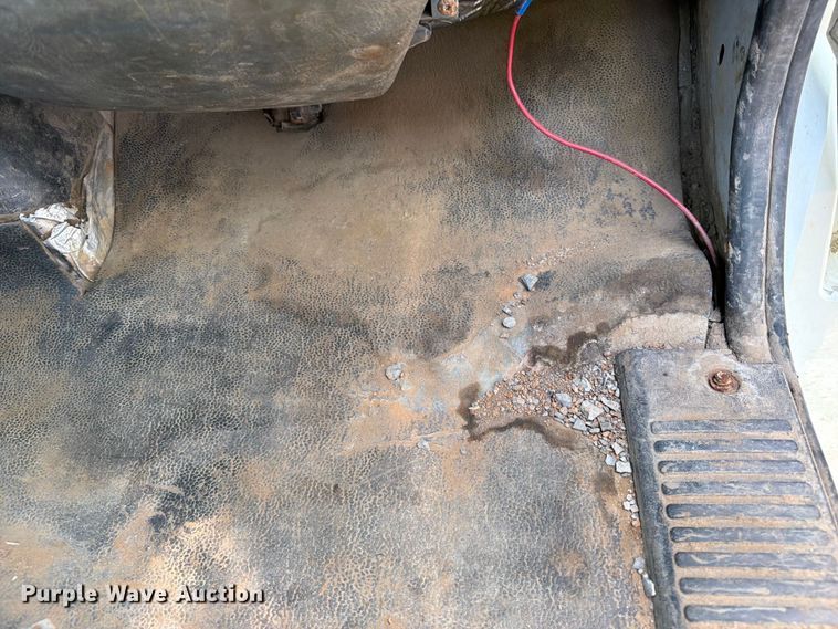 image for item FI0335 2003 International 4400 flatbed truck