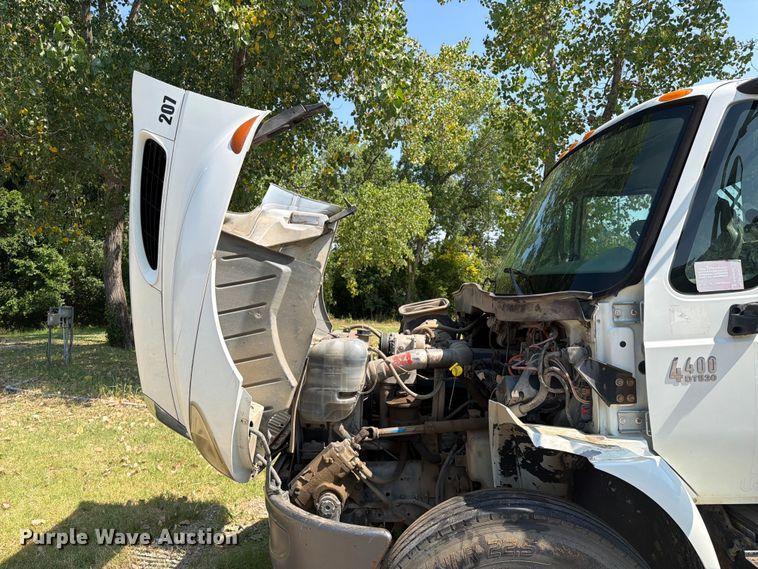 image for item FI0335 2003 International 4400 flatbed truck