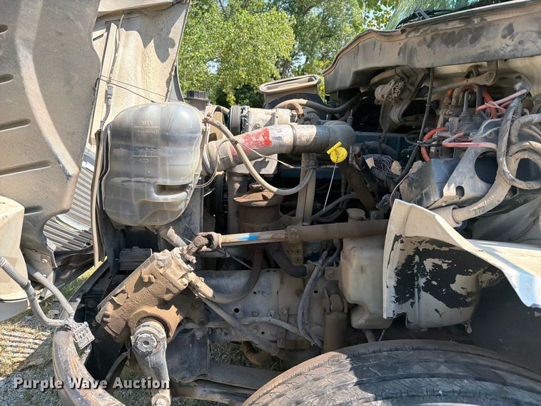 image for item FI0335 2003 International 4400 flatbed truck