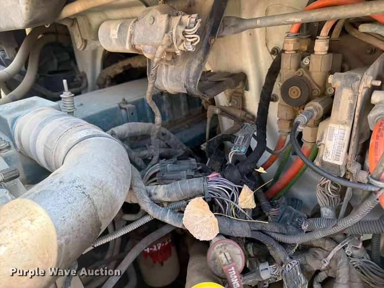 image for item FI0335 2003 International 4400 flatbed truck