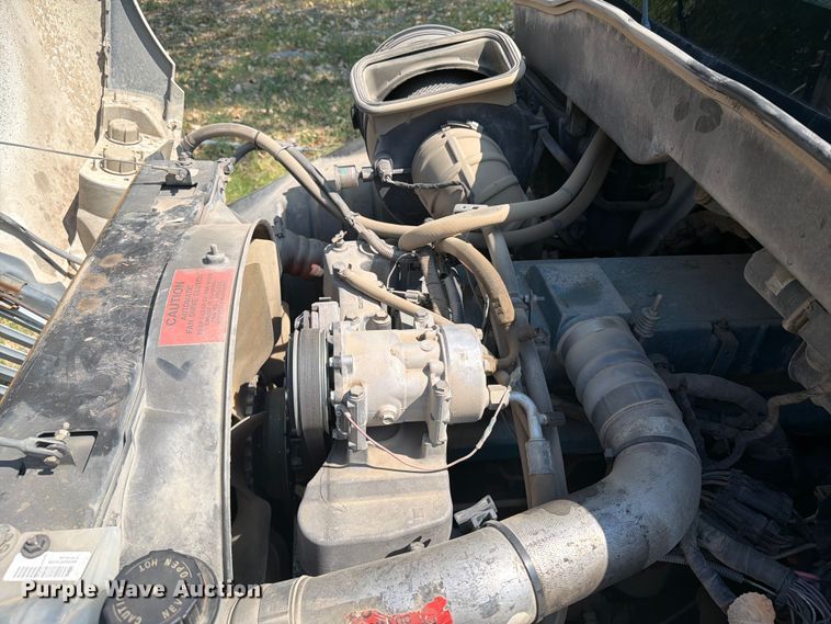 image for item FI0335 2003 International 4400 flatbed truck