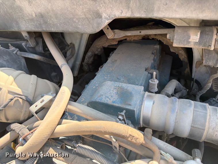 image for item FI0335 2003 International 4400 flatbed truck