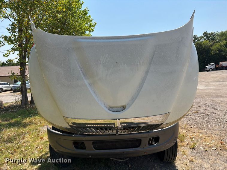 image for item FI0335 2003 International 4400 flatbed truck