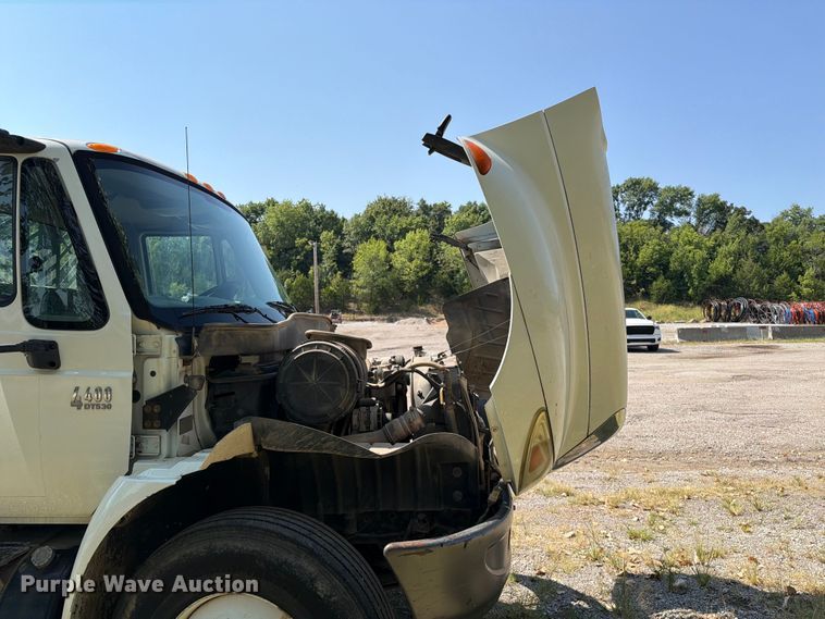 image for item FI0335 2003 International 4400 flatbed truck