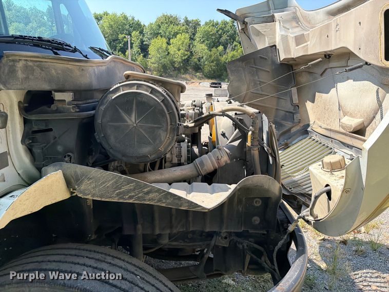 image for item FI0335 2003 International 4400 flatbed truck