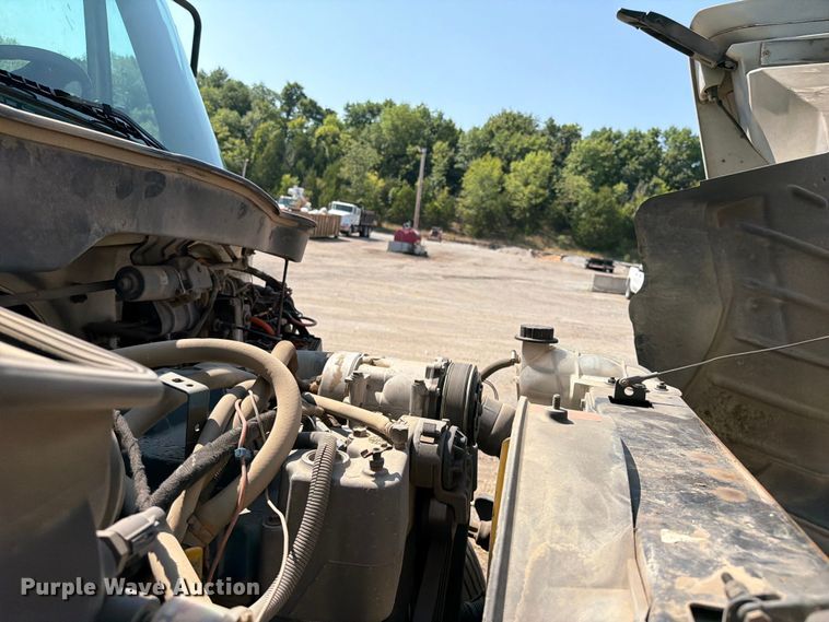 image for item FI0335 2003 International 4400 flatbed truck