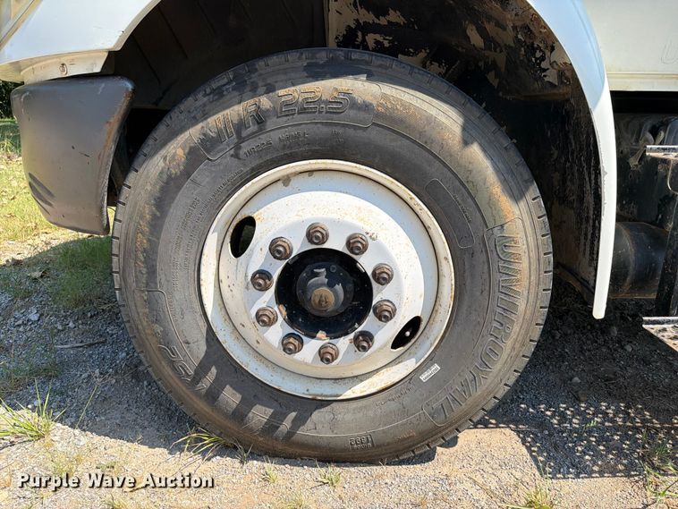 image for item FI0335 2003 International 4400 flatbed truck