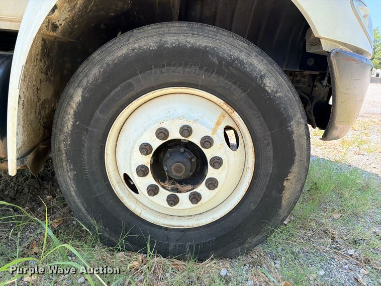 image for item FI0335 2003 International 4400 flatbed truck