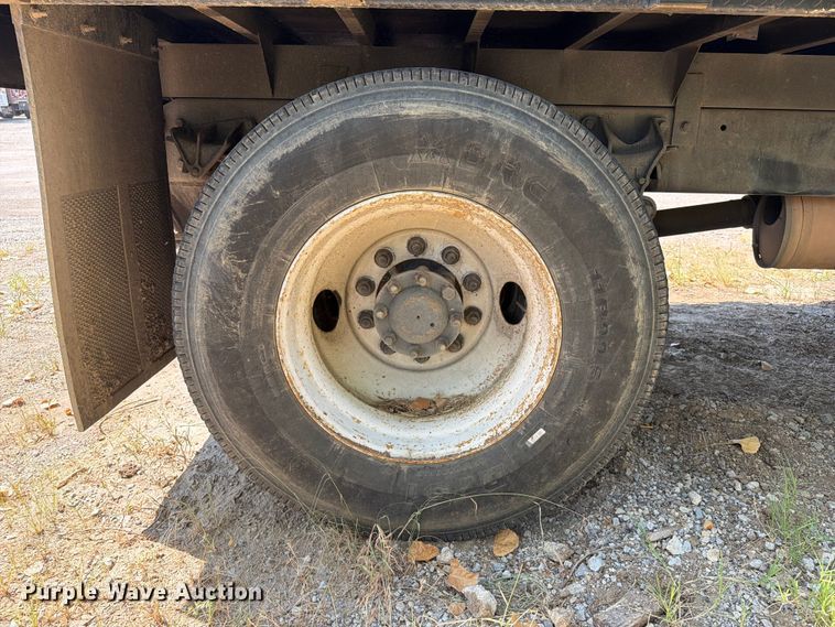 image for item FI0335 2003 International 4400 flatbed truck