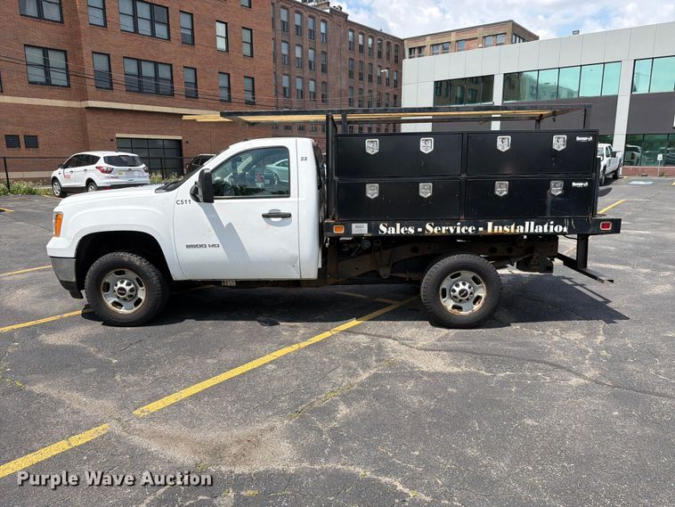 image for item FI1008 2013 GMC Sierra 2500HD flatbed pickup truck