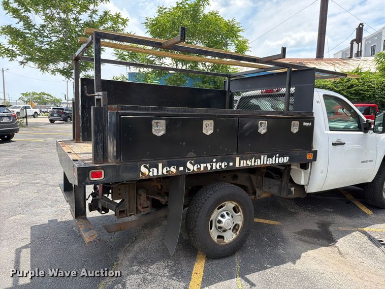 image for item FI1008 2013 GMC Sierra 2500HD flatbed pickup truck