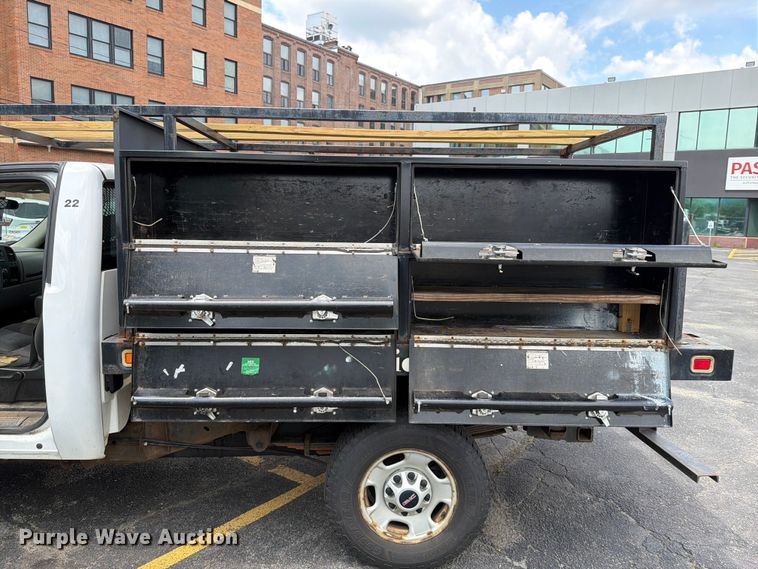 image for item FI1008 2013 GMC Sierra 2500HD flatbed pickup truck