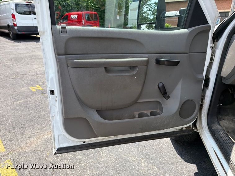 image for item FI1008 2013 GMC Sierra 2500HD flatbed pickup truck