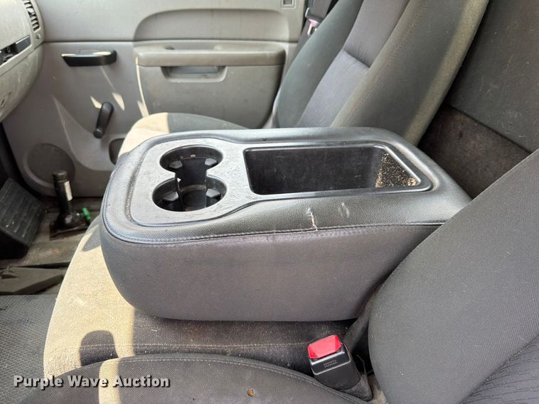 image for item FI1008 2013 GMC Sierra 2500HD flatbed pickup truck