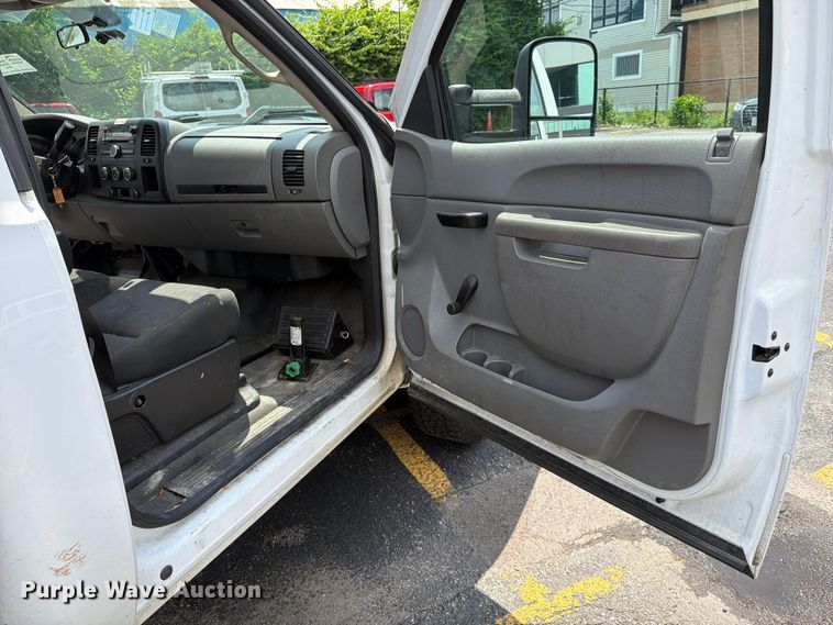 image for item FI1008 2013 GMC Sierra 2500HD flatbed pickup truck