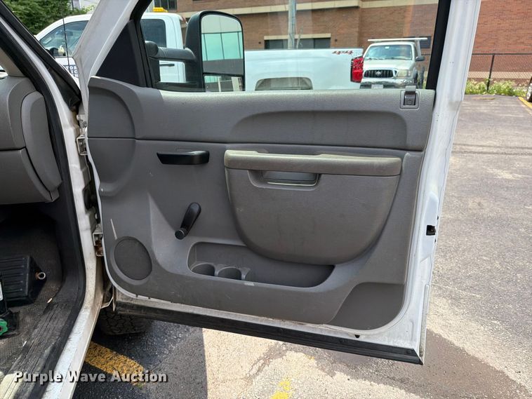 image for item FI1008 2013 GMC Sierra 2500HD flatbed pickup truck