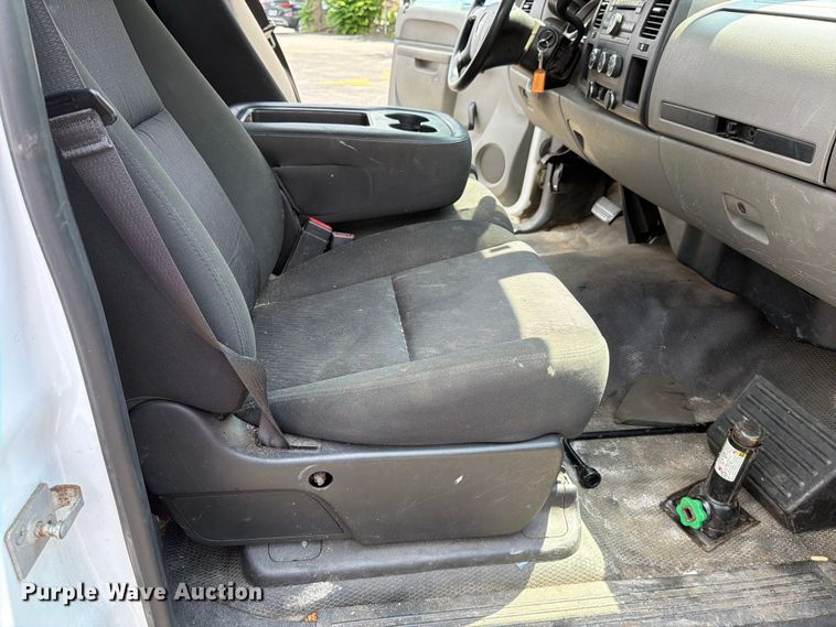 image for item FI1008 2013 GMC Sierra 2500HD flatbed pickup truck