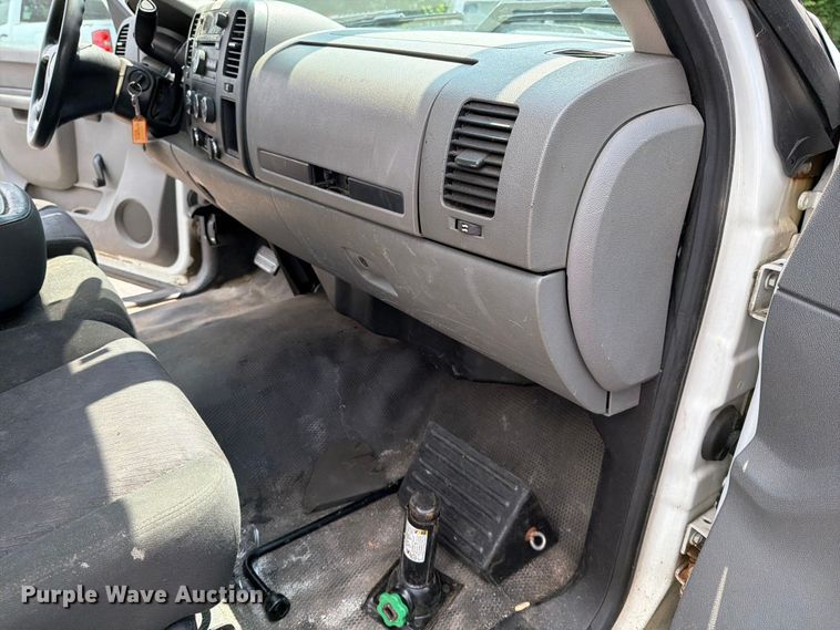 image for item FI1008 2013 GMC Sierra 2500HD flatbed pickup truck