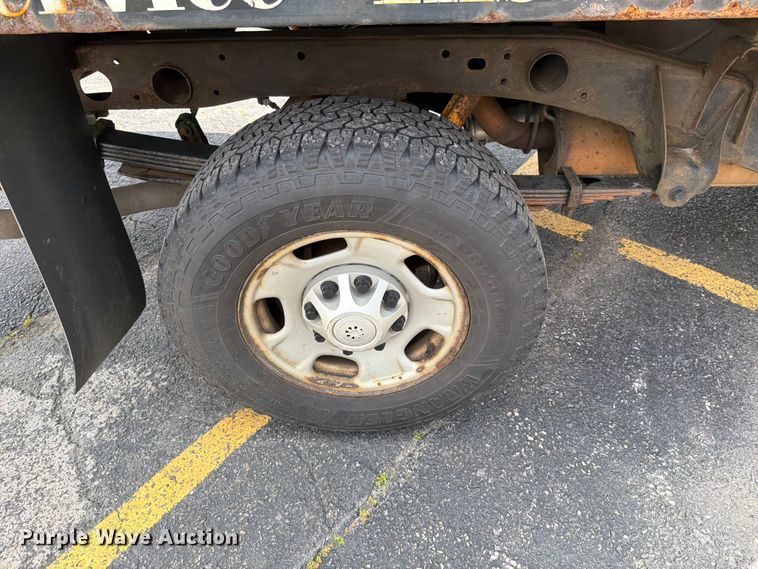 image for item FI1008 2013 GMC Sierra 2500HD flatbed pickup truck