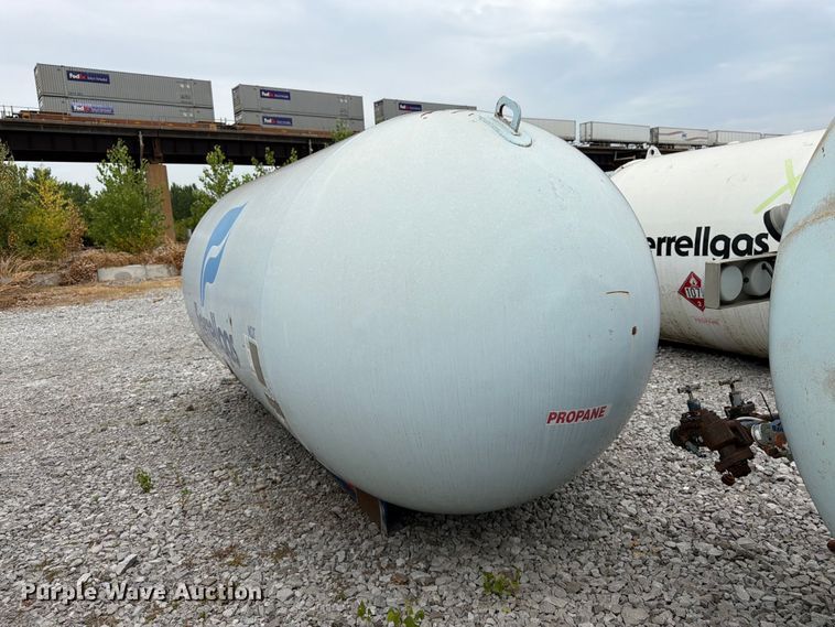 image for item FK3253 1982 Arrow propane tank