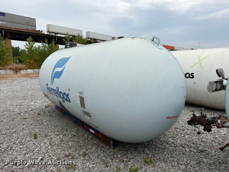 image for item FK3253 1982 Arrow propane tank