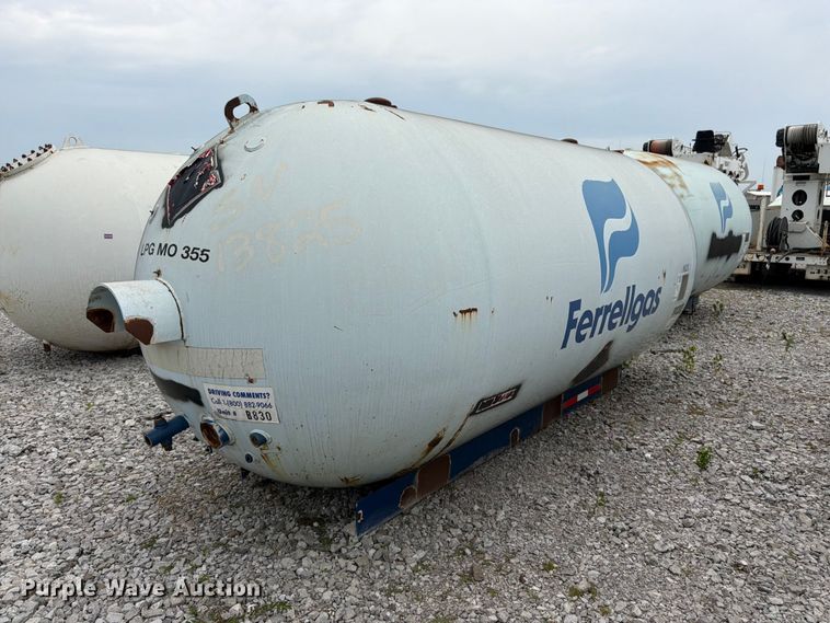 image for item FK3253 1982 Arrow propane tank