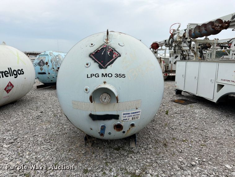 image for item FK3253 1982 Arrow propane tank