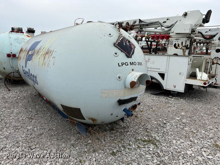 image for item FK3253 1982 Arrow propane tank