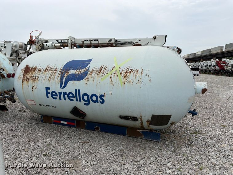 image for item FK3253 1982 Arrow propane tank