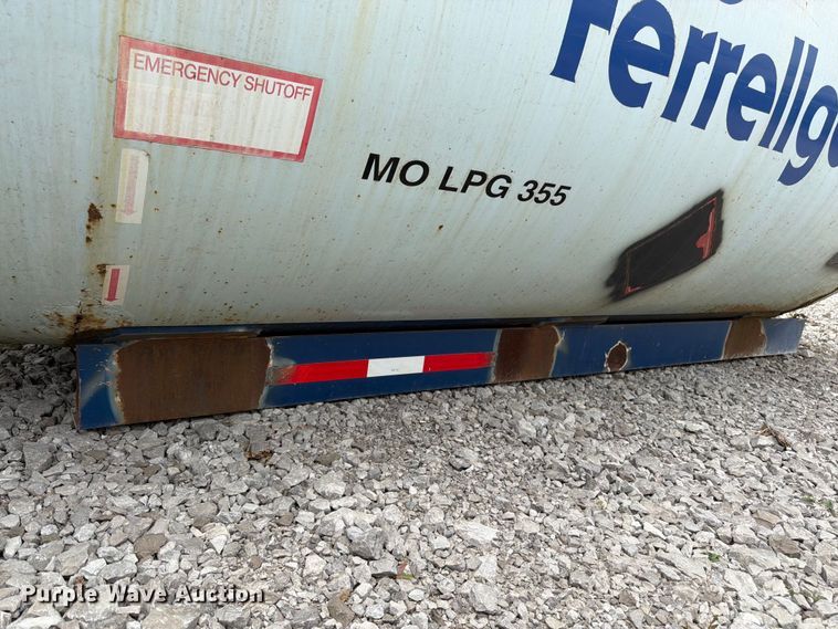 image for item FK3253 1982 Arrow propane tank
