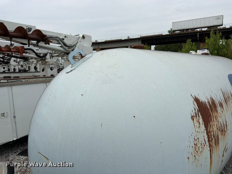 image for item FK3253 1982 Arrow propane tank