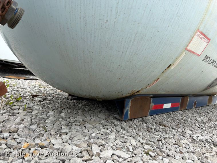 image for item FK3253 1982 Arrow propane tank