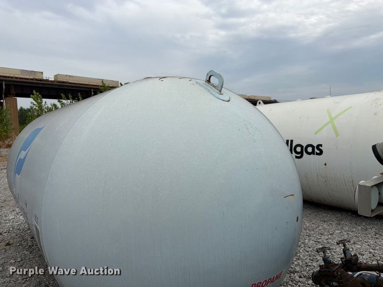 image for item FK3253 1982 Arrow propane tank