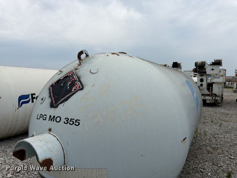 image for item FK3253 1982 Arrow propane tank